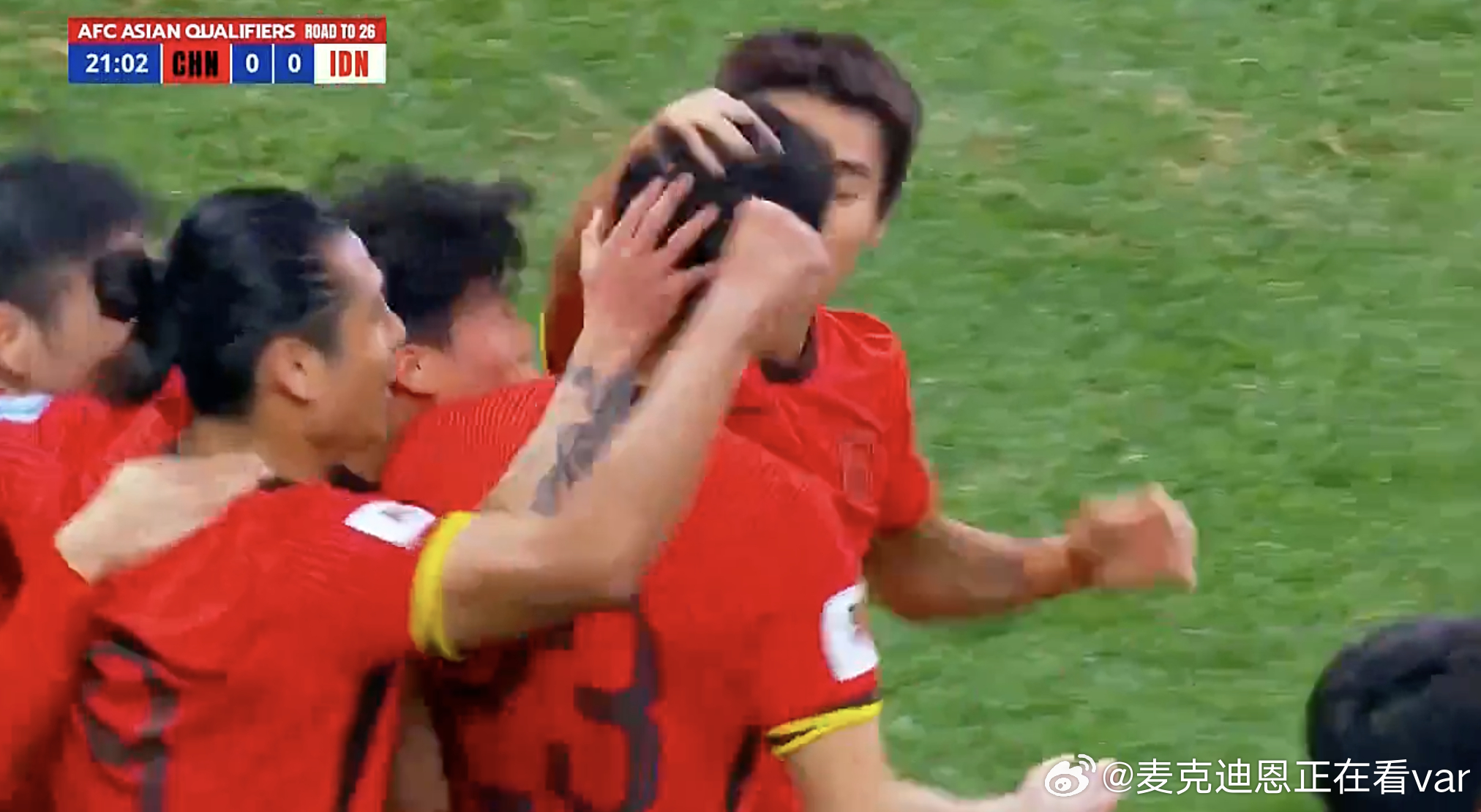 #国足vs印尼##国足1比0领先印尼# ​​​ 还是得靠定位球啊！这连续的抢点传