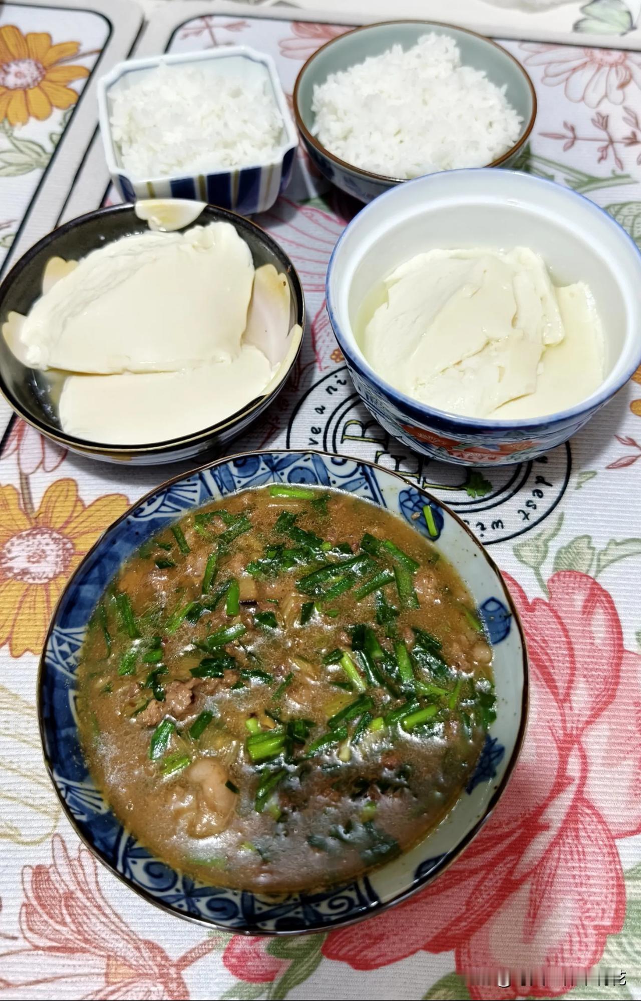 晚上好，今天的晚餐很简单，在市场买一袋豆浆一块5，带一袋豆腐脑的调料，豆浆热开后