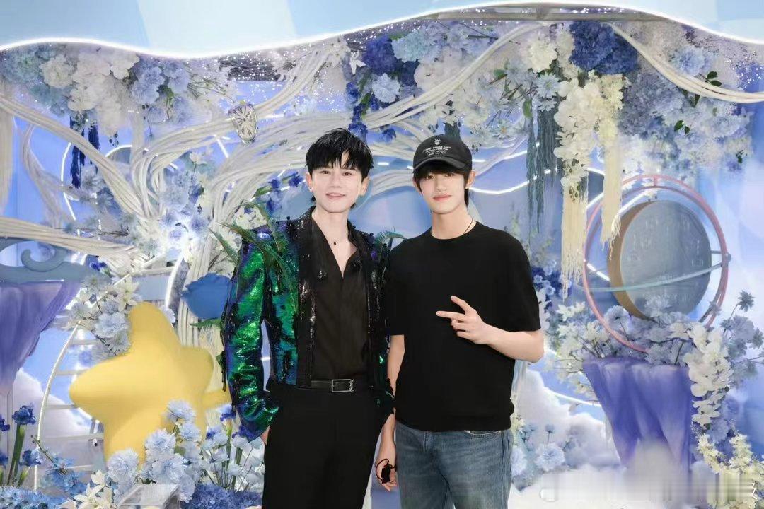 张极又去看张杰演唱会了张极现身张杰鸟巢演唱会，以偶像为目标努力前行，在音乐路上始