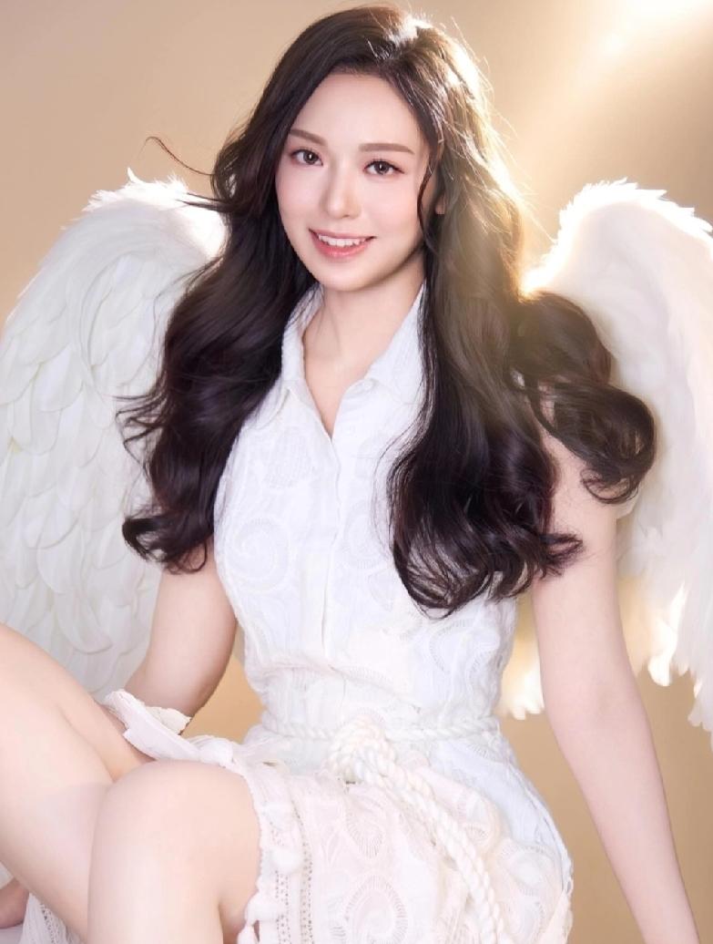 2016年港姐冠军冯盈盈早前重返母校香港大学攻读硕士学位，成功转型为“知性学霸女