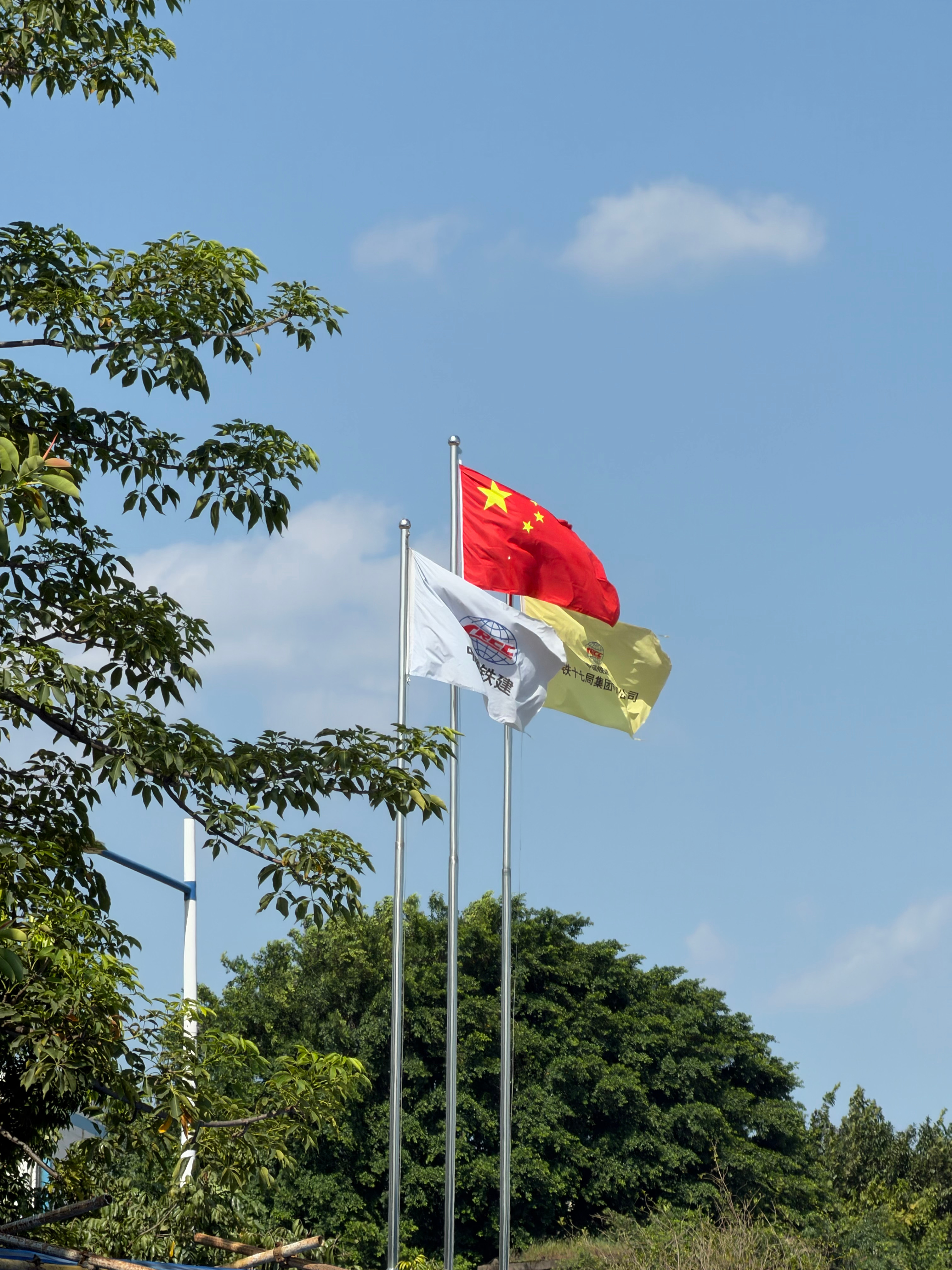 人在工位，灵魂出逃，今日状态：上班待机中🥱 