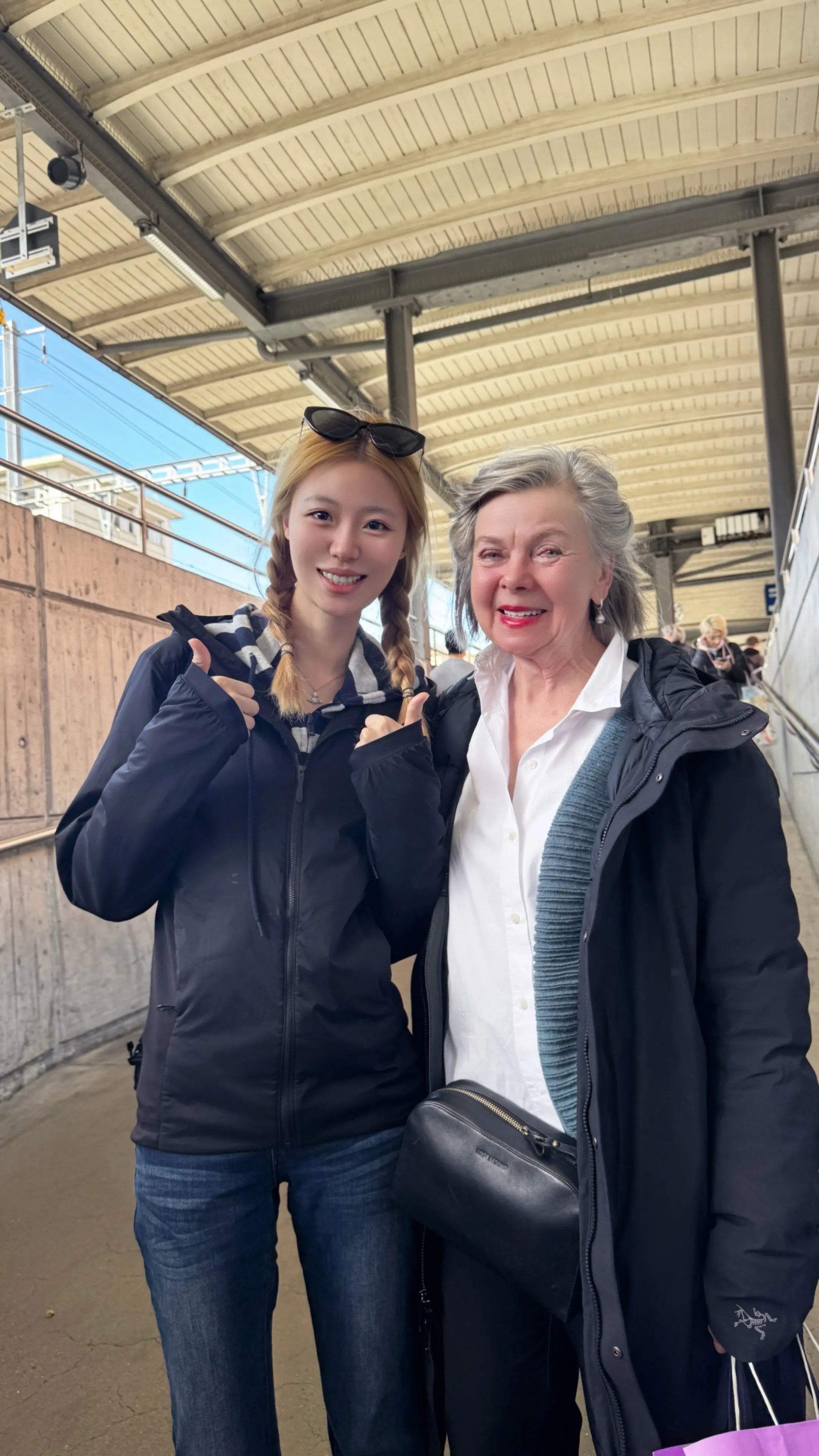 去往瑞士的火车上遇到了个善良的奶奶 一路上一直叮嘱我们好多好多事情 还...