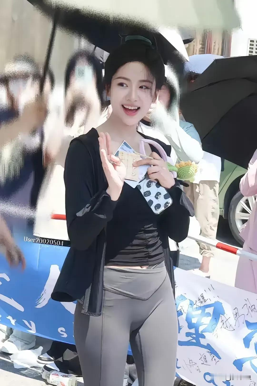在喜欢自己的人那里热爱生活，在不喜欢自己的人那里看清世界；
爱从来不会消失，爱只