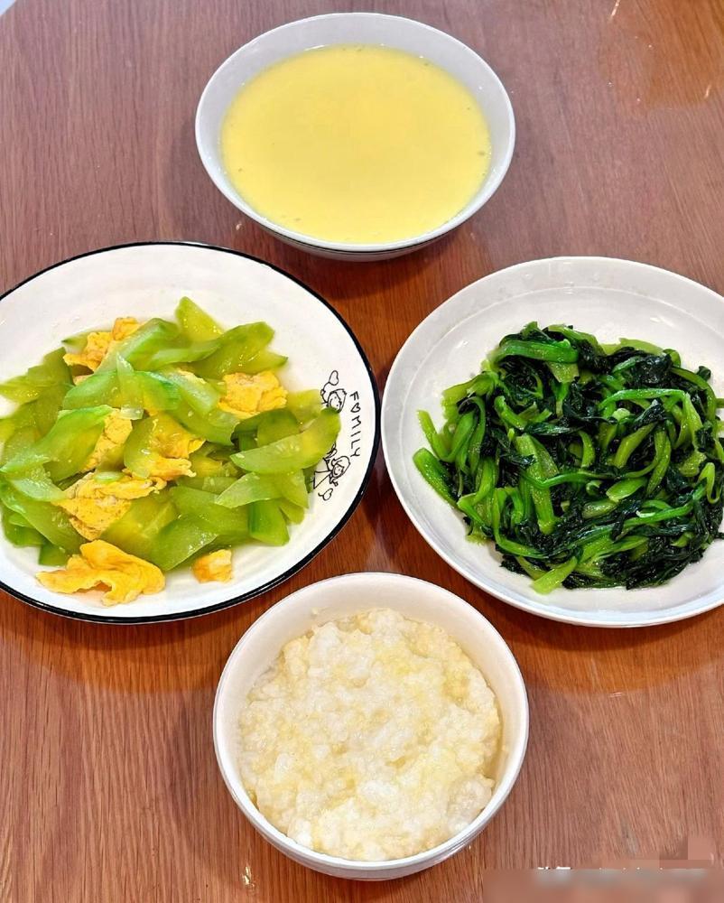 我必须承认，我和老公没什么大本事，老公月工资4500，而我也就2600块钱。
