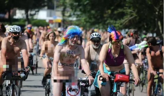 伦敦裸骑日，

1200人上街骑车，

谁在看热闹谁在真着急。

裸着骑车合法，