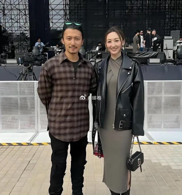 谢霆锋旁边这个美女看着好眼熟，就是叫不出名字来 