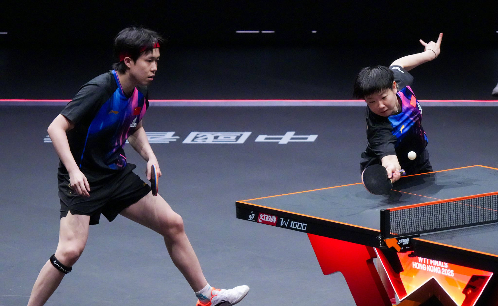 王楚钦孙颖莎总决赛开门红外卡出战照样强势！WTT香港总决赛混双首秀，"莎头组合"