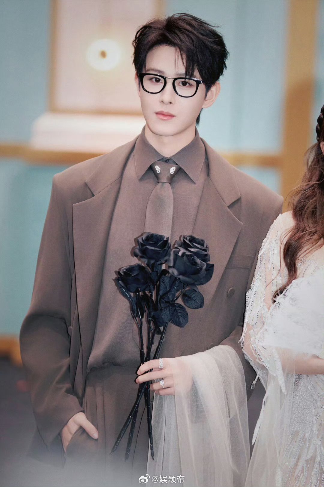 田嘉瑞年卡塑田嘉瑞年下daddy小寄灵咬着唇不说话的样子，让人想把肩膀借给他；龙