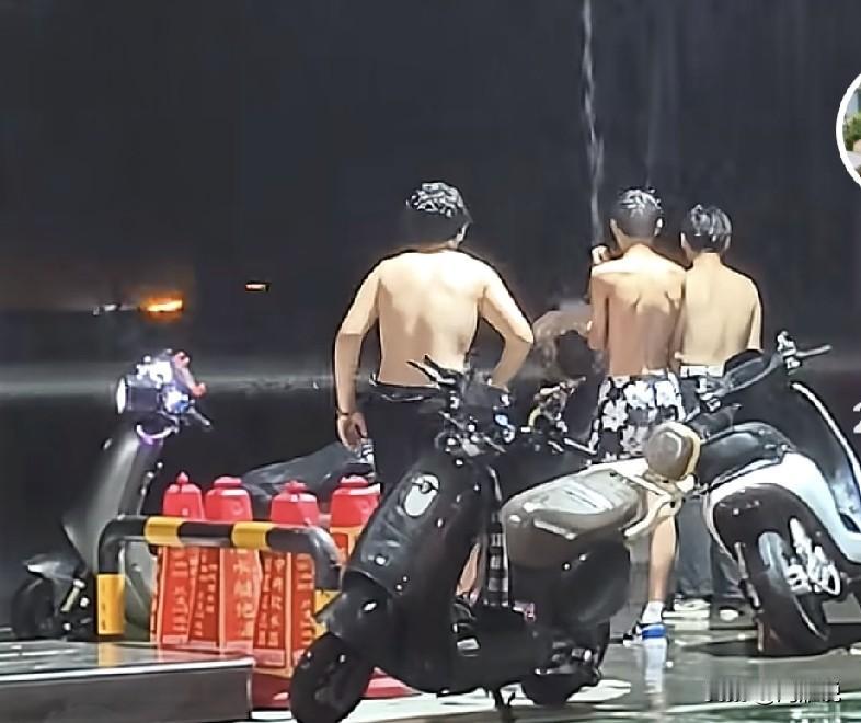 无意中拍到雨中的少年，想起那句话，少年心气不可再生之物，我们也曾从十五六岁时候过
