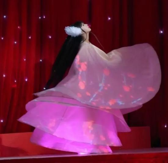 2014年春晚，冯小刚让小彩旗转了4小时，一共8000圈，期间不吃不喝、不上厕所