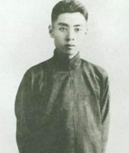 1927年，周总理不幸被捕，而负责审讯的正是他曾经的学生鲍靖中，只见他让其他人先