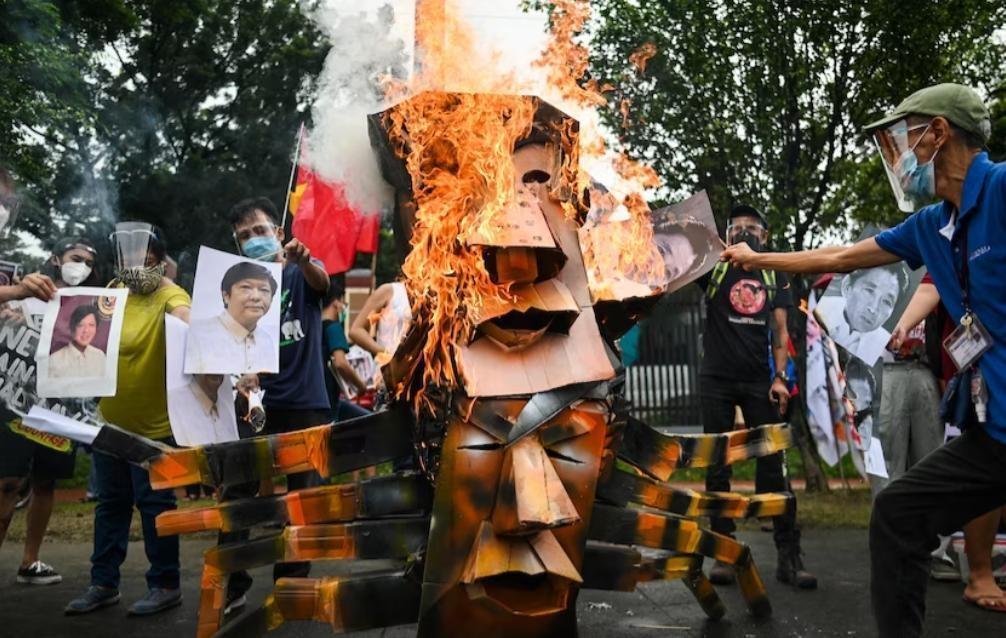 菲律宾人民觉醒了！

在当地时间28日，菲律宾爆发了大规模的抗议游行，并且把怒火