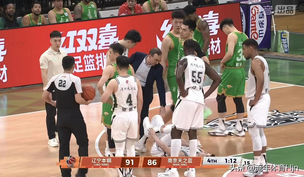 超级高水平！辽宁男篮险胜同曦男篮，本场比赛裁判员再次展示才艺。

今晚裁判员的表