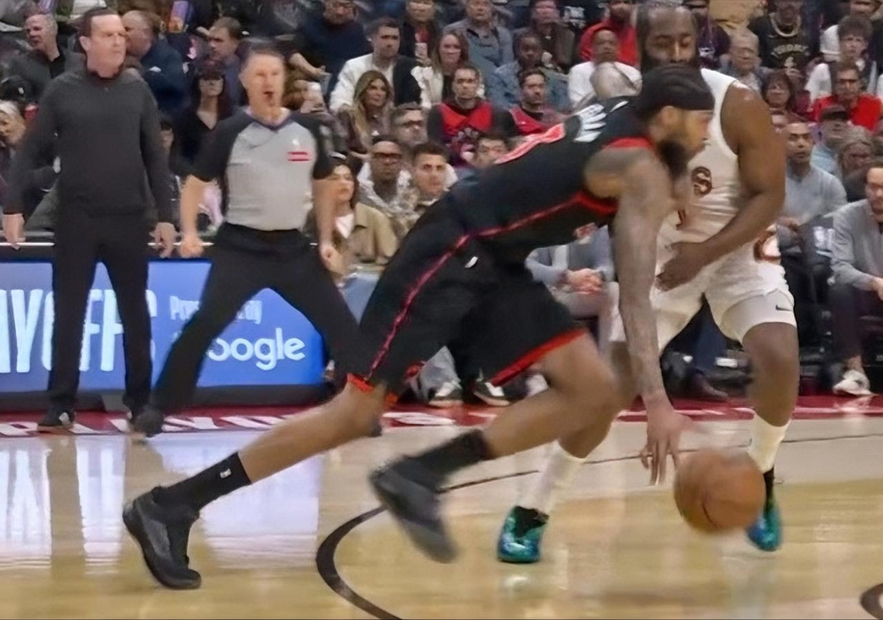 就是这么不待见！哈登遭肘击倒地，裁判视而不见，这吹罚太离谱！

NBA季后赛首轮