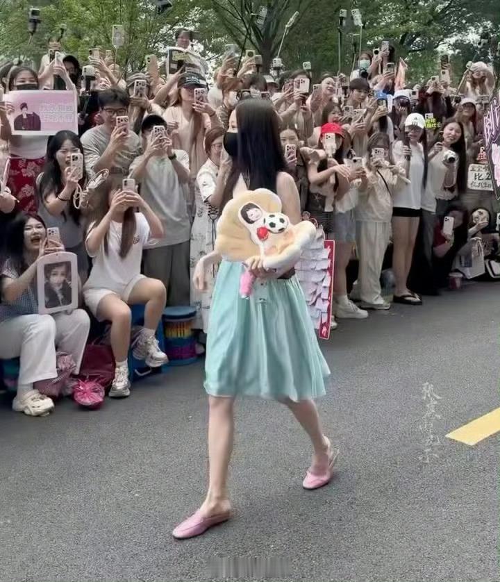 虞书欣都瘦出脚脖子了应该是本来就有只是不那么明显，瘦了就出来了 