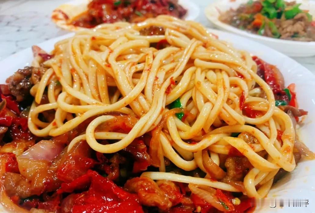 援疆期间，久闻每天卖出2000多份的托克逊老四号拌面，于是和朋友踏着泥泞崎岖的道