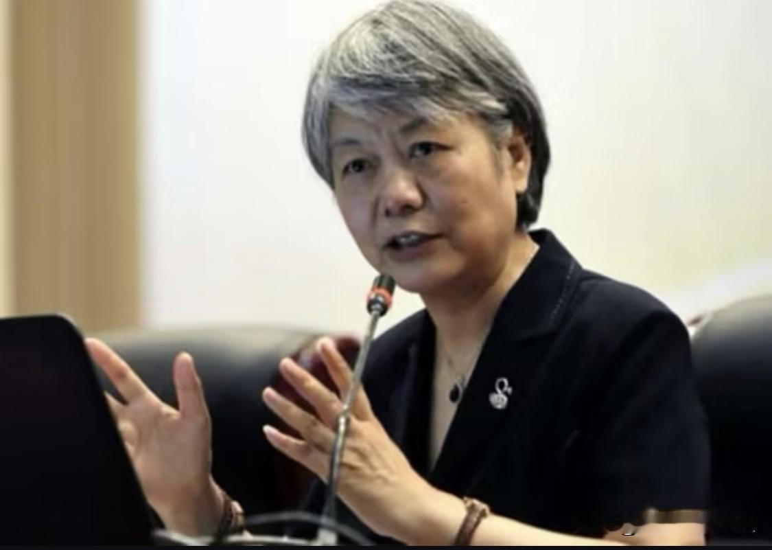 教育专家李玫瑾教授说：
“亲子日渐无话可聊，很多家长怪罪孩子叛逆孤僻，真正根源在