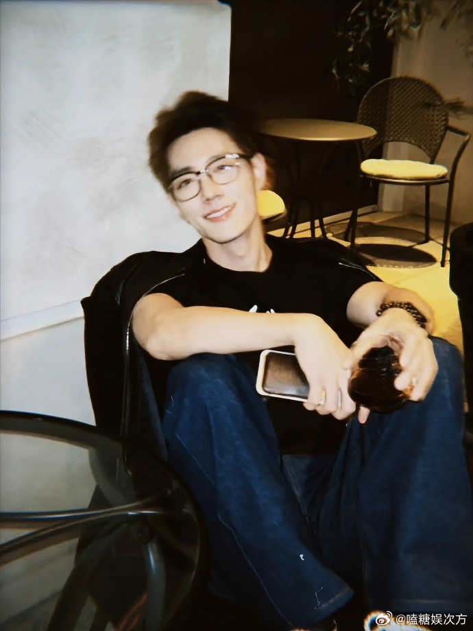 第一次在一个人身上看到了少年感和男友感…肖战随手一拍都是电影质感啊 ​​​