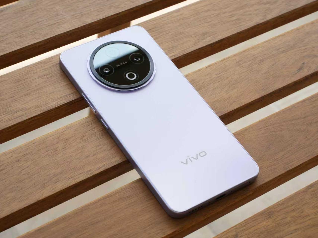 vivo推出了一款主打「长续航耐用型」的机型vivo Y500，首销价格1399