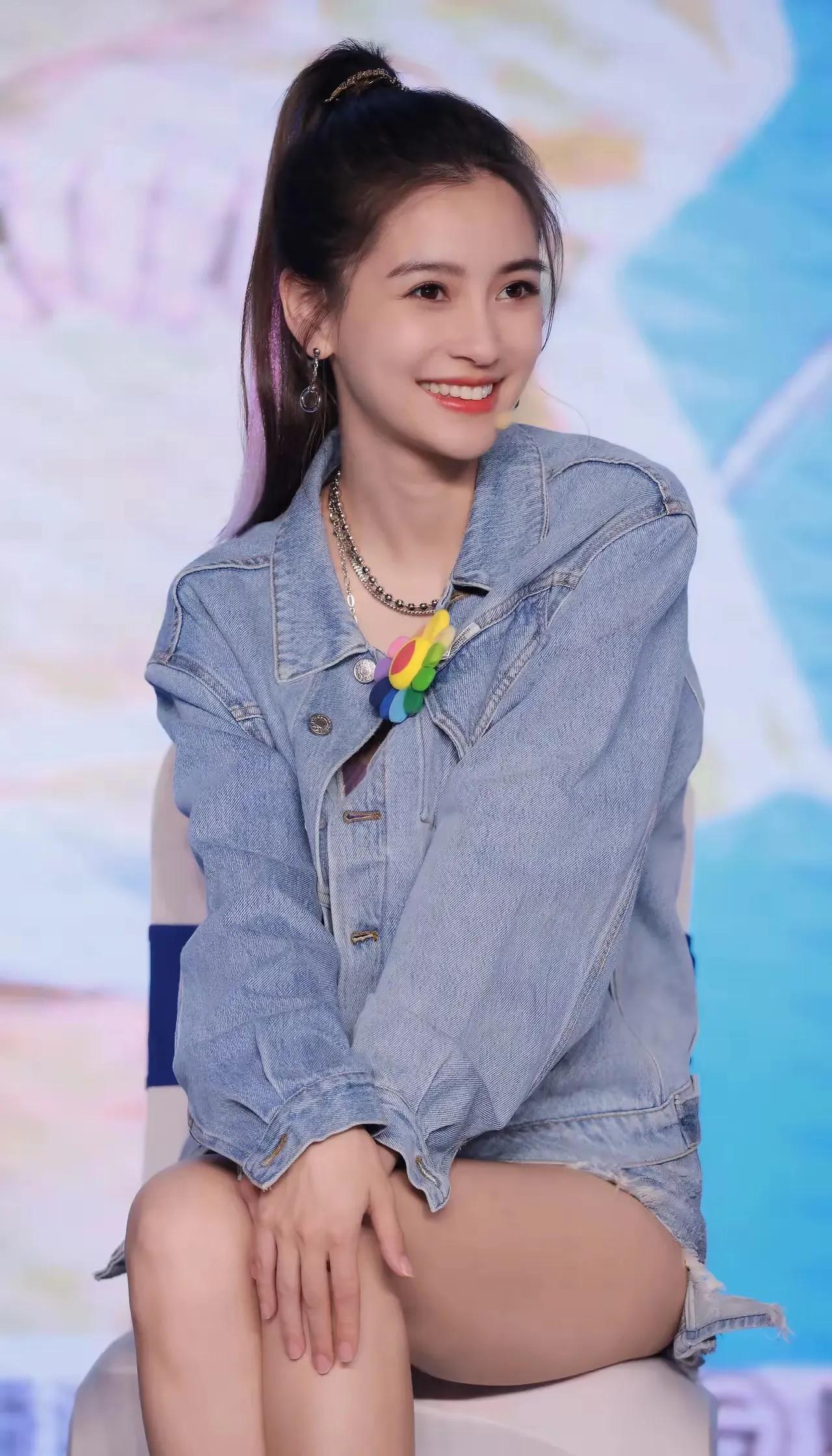 💖Baby这状态也太戳了吧！牛仔外套配高马尾元气感拉满，笑起来甜得晃眼，尤其是
