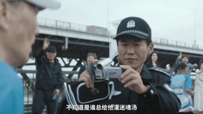 是犯罪片出了轨还是搞笑片劈了腿 可以说这样的设定才更加让人心动一些，不像传统全程