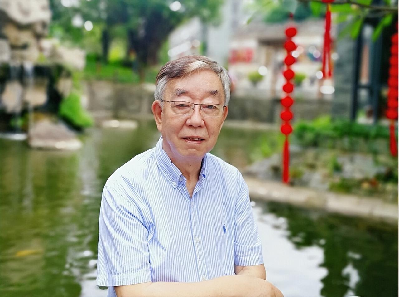 披上爱国的外衣，侵权就能理所当然了吗？
 
84岁的许镜清拿起手机录视频维权，一