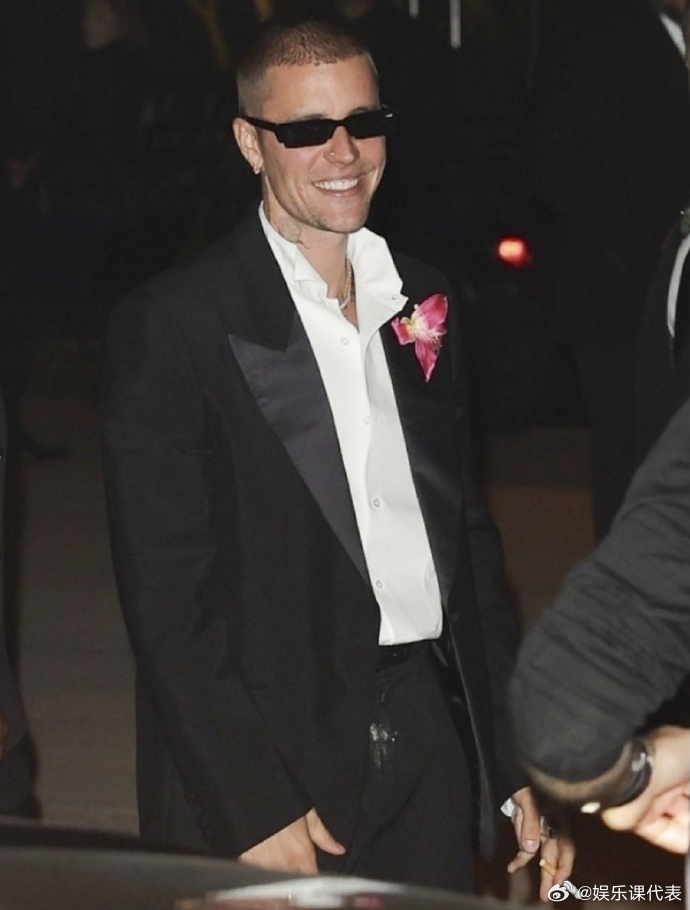 比伯陷入嗑药争议 昨晚Justin Bieber参加太后Kris Jenner的