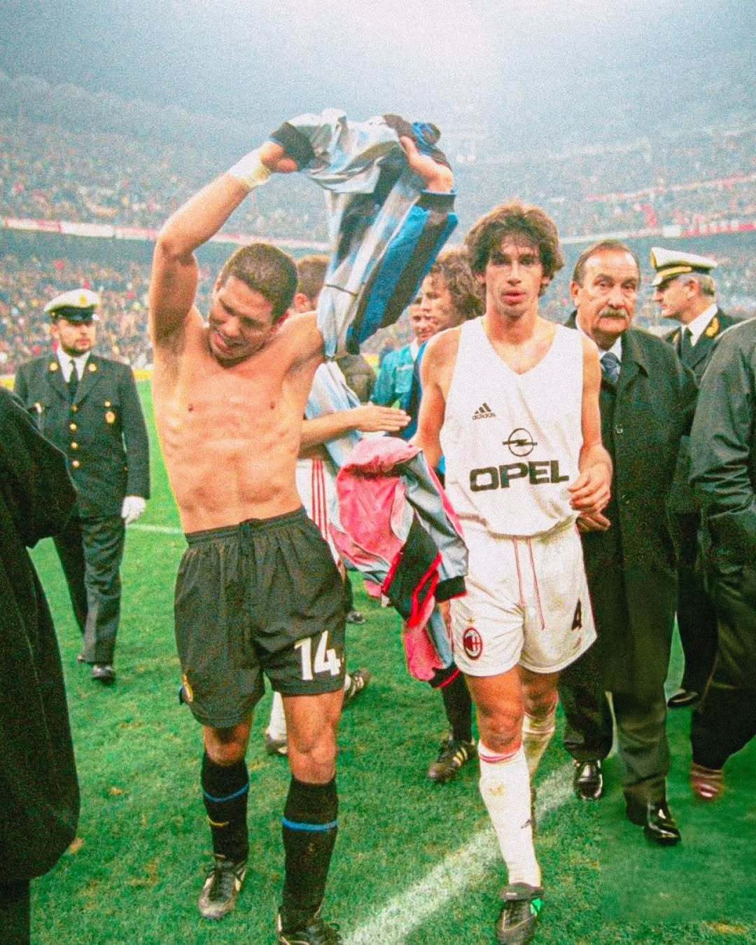 这才是德比！90年代的米兰德比无可替代 🔥⚫🔵🔴球员拼尽全力，球迷声嘶力竭