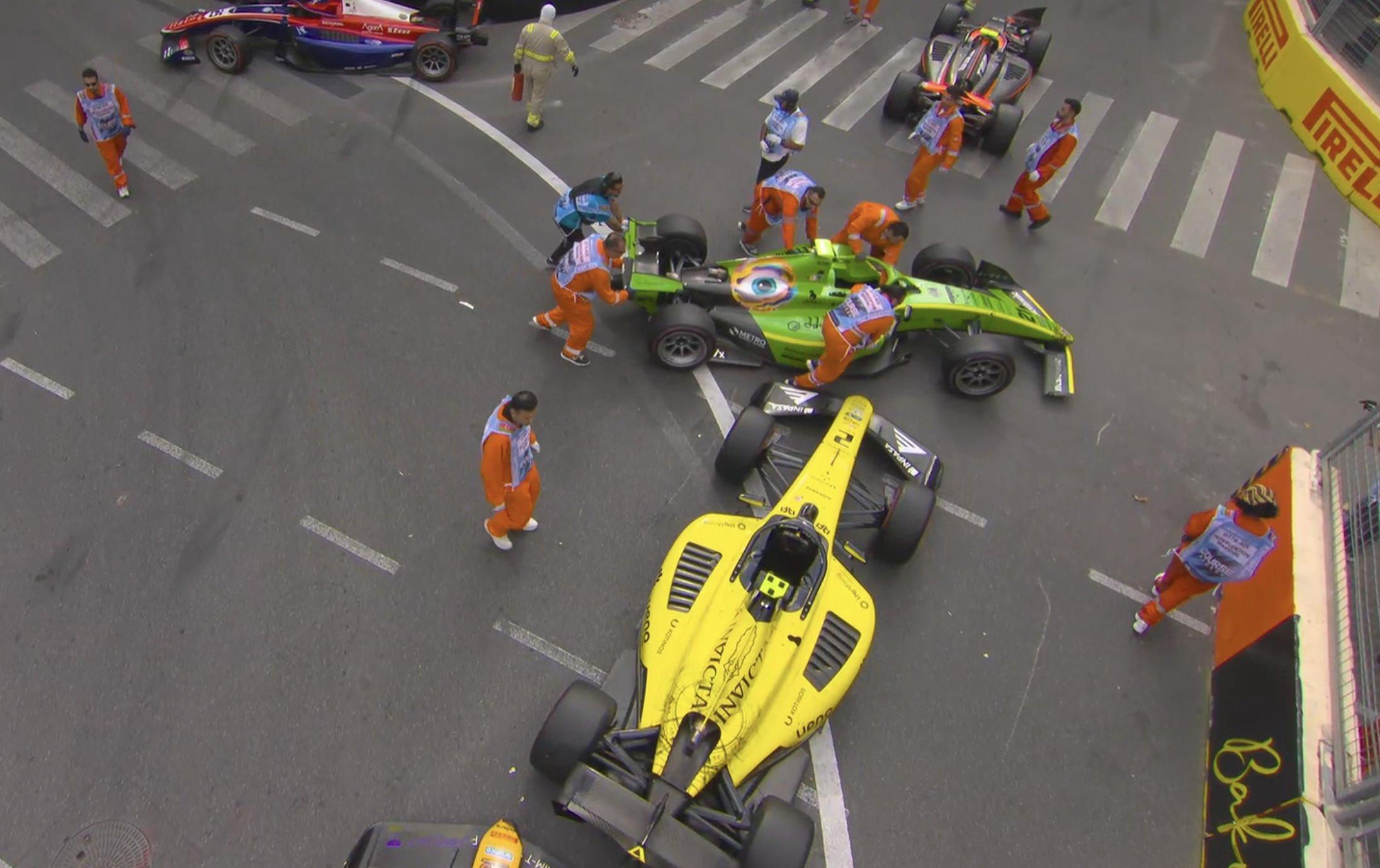 F1[超话]2026F1阿塞拜疆大奖赛 F2那帮车手在同一个弯退赛后聚在一起聊天