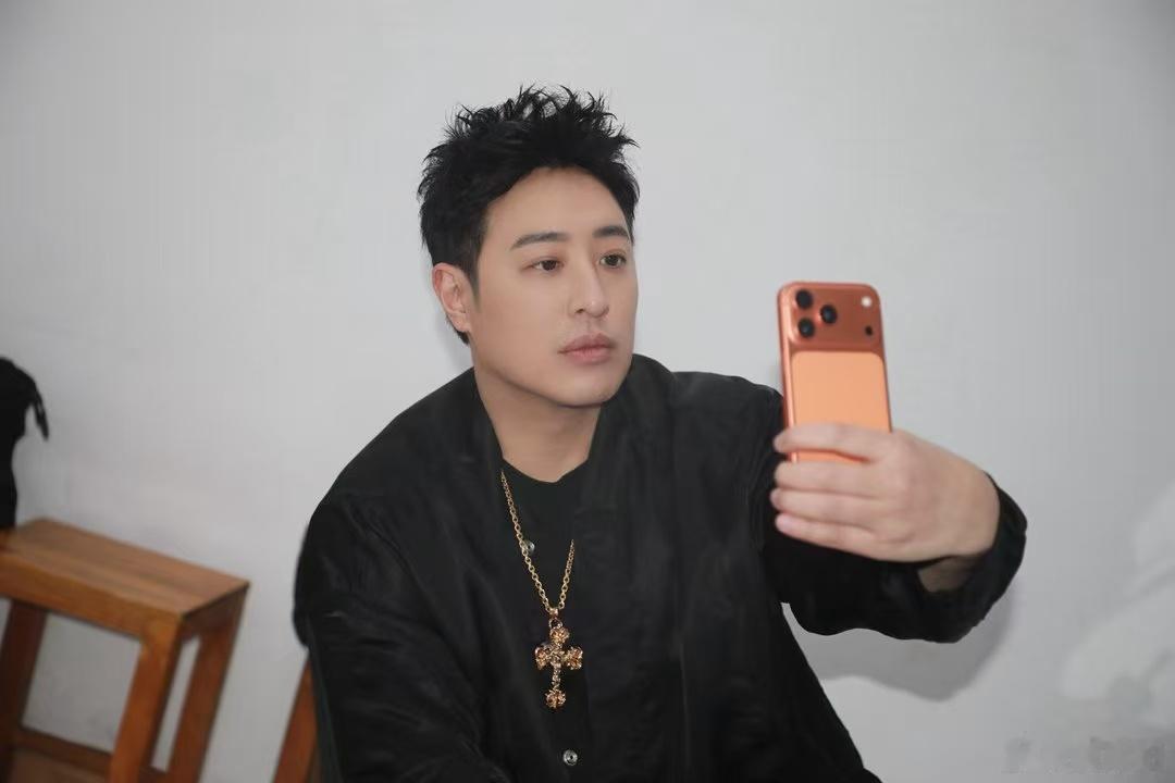 潘玮柏演唱会11路纯人工花车心电图舞台两端就是花车定点位，中间全是锐角要走完。潘