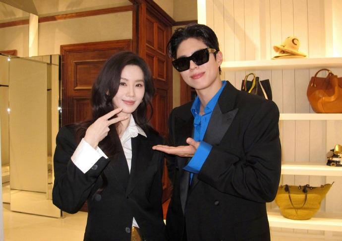 今天刘诗诗在出席时尚活动的时候走经典的黑白搭配风格，看上去很有气质。

刘诗诗里