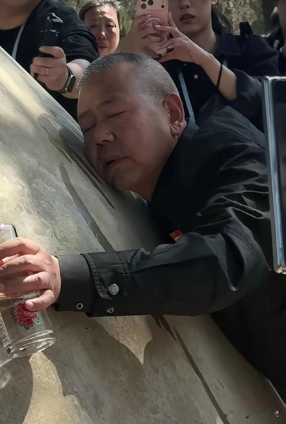 抗美援朝烈士陵园里，一名男子将脸贴在一块墓碑上，说出的一句话，让人听着瞬间泪目了