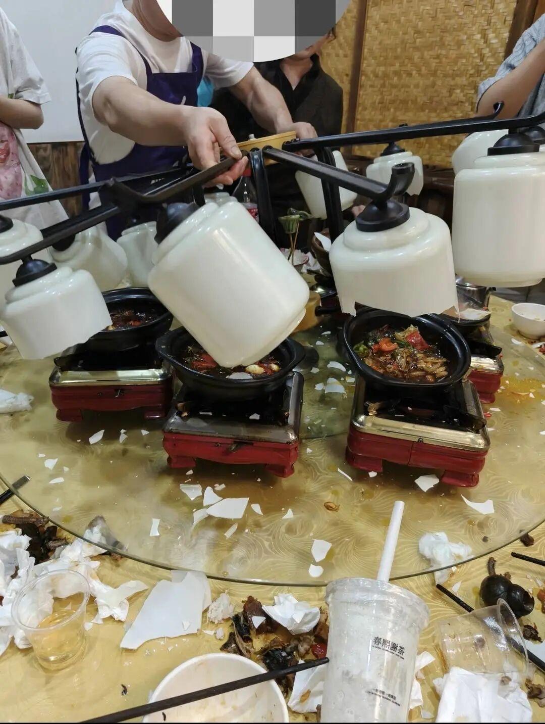 安徽这饭店的操作我是真看傻了。
客人吃饭吃到一半头顶吊灯直接砸下来，碎片混着桌上