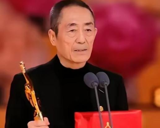 76岁的张艺谋，在百花奖直播现场，一个小小的画面细节，被无数网友截图讨论。

整