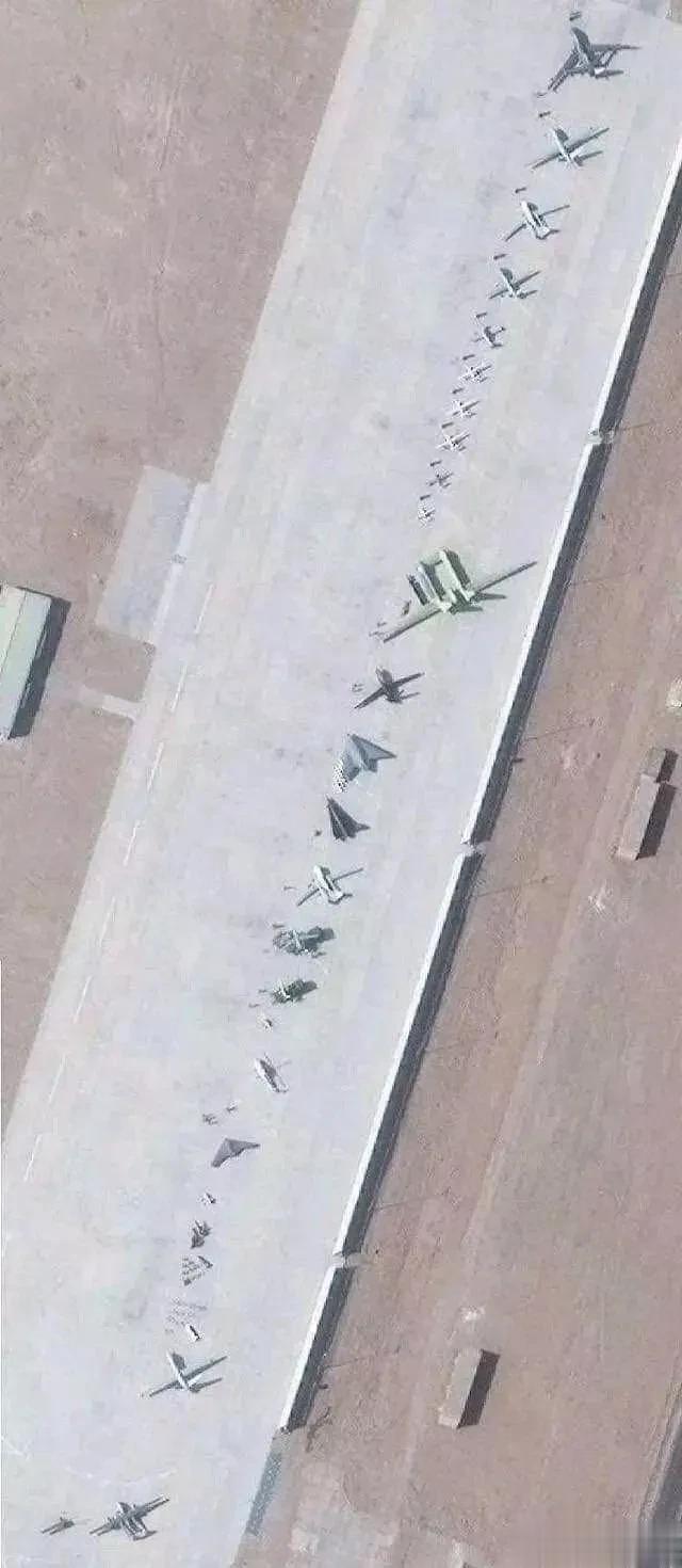 震撼！我国最大无人机群曝光，这阵容不知多少国家羡慕。
在图中，我们可以看到翔龙、