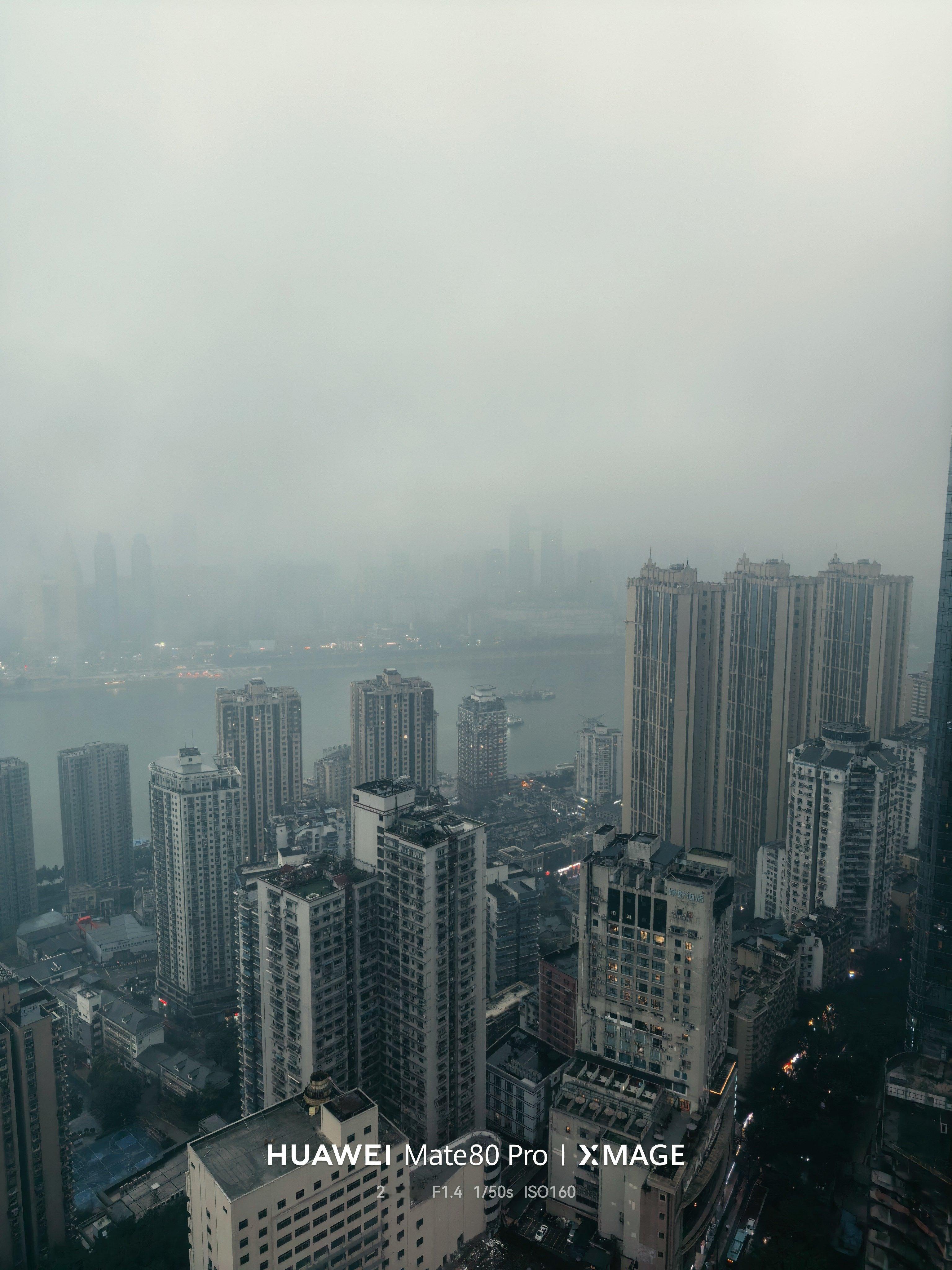 用华为XMAGE风格个性色卡，拍到了真正的『重庆森林』？来重庆，下着雨，一般人肯