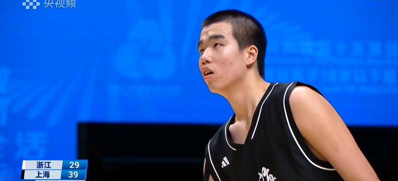 在11月18日下午全运会男子U18组铜牌赛中，上海队98 ：90击败浙江队拿下铜