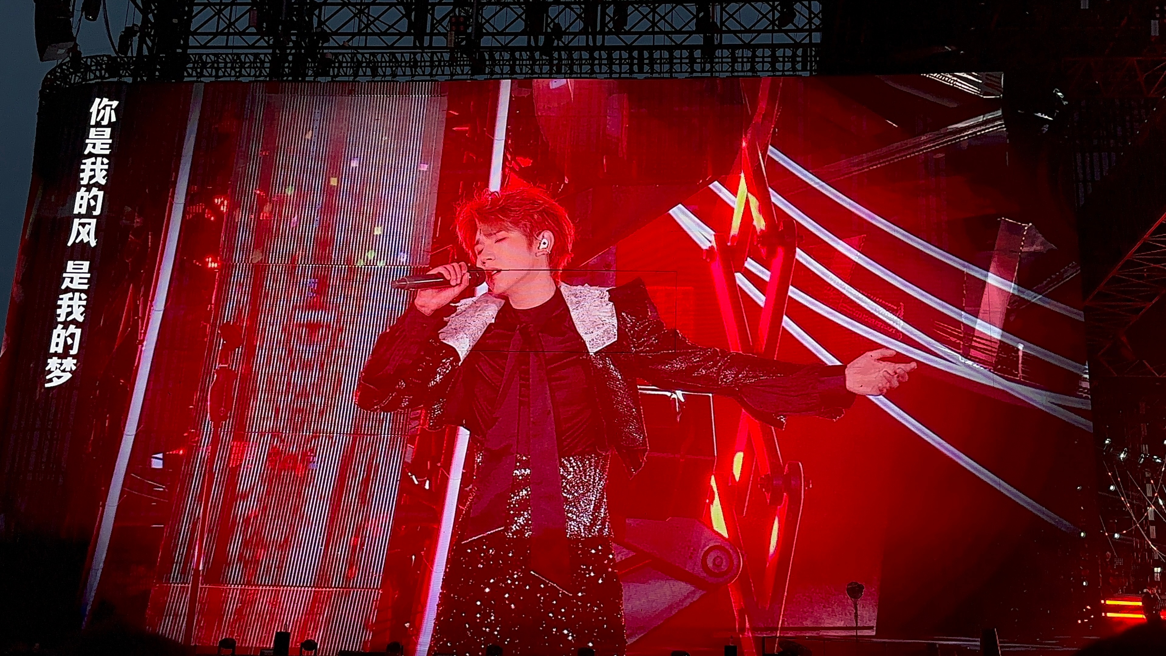 王源王源宇宙超级无敌大大狂欢巡演 新头饰新衣服好好看啊啊啊啊 