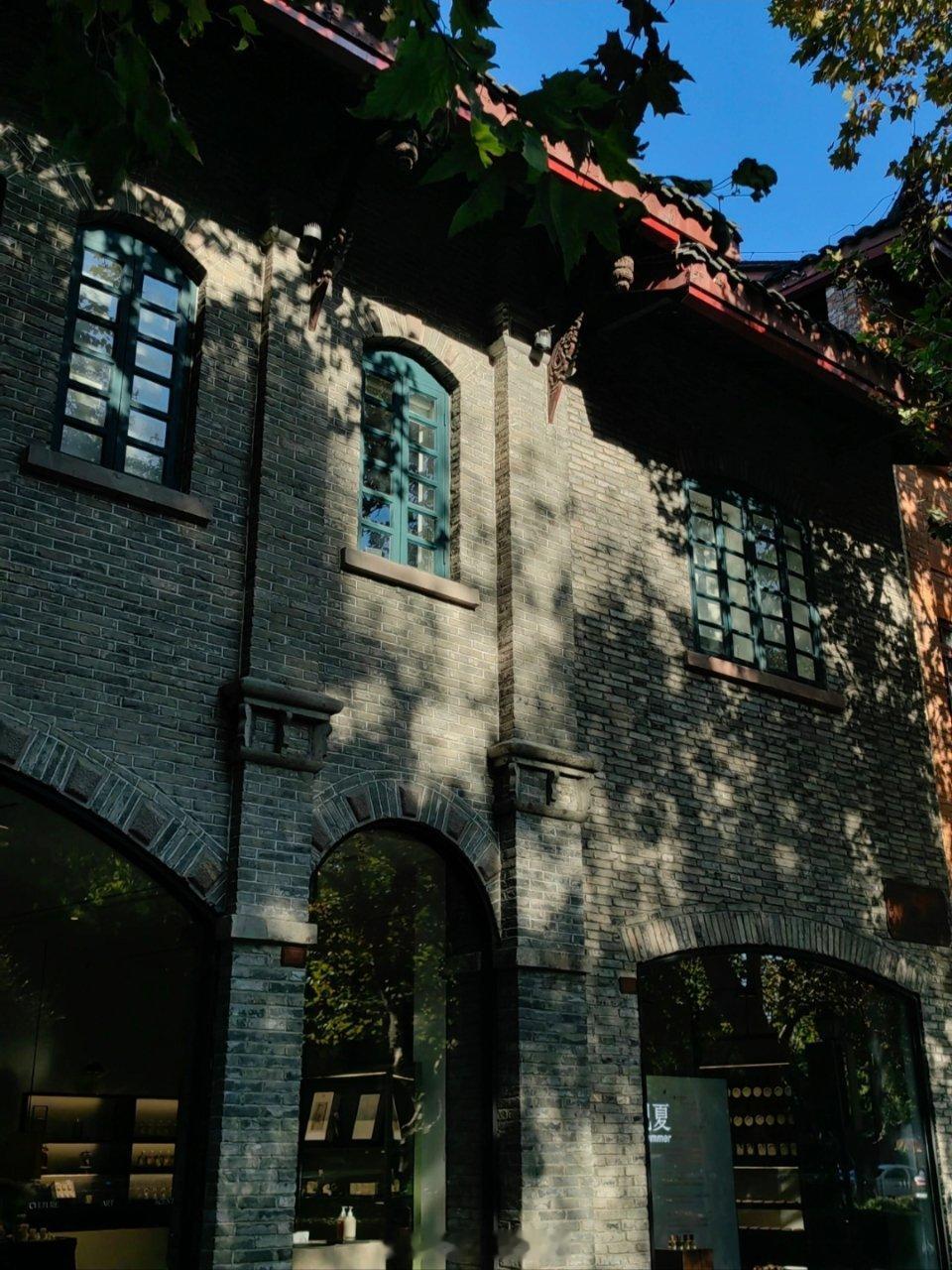 生活里有微光就足以前行了。相较于亮光，我更偏爱微光。它们可以抬头仰望而不刺眼，给