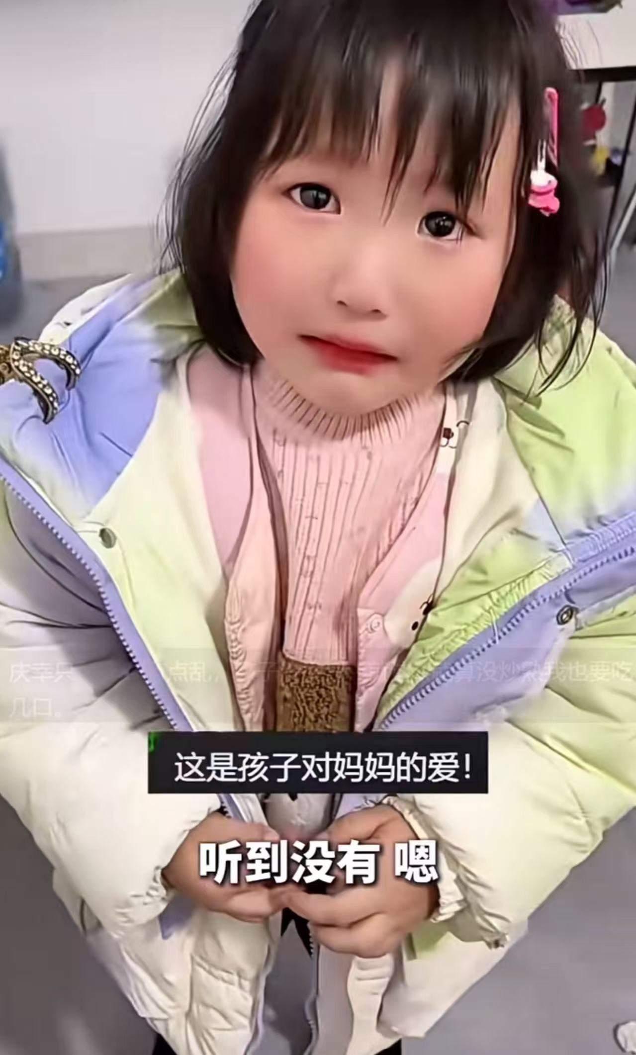 福建，女子下班回家，看到6岁的女儿为了给她做饭，把厨房弄得一片狼藉，她又感动又心