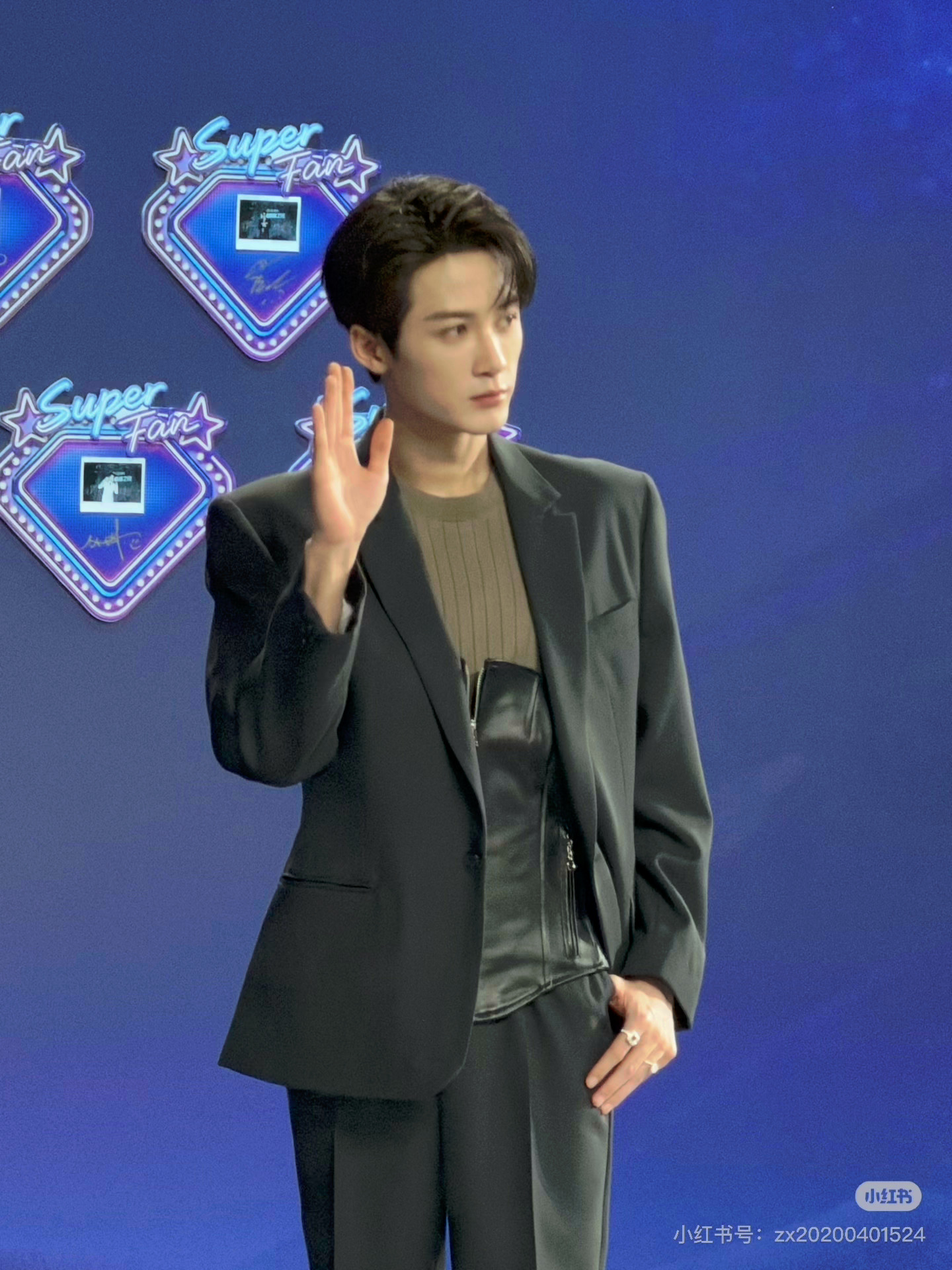 檀健次QQ音乐超级巅峰之夜红毯生图live束腰内搭好绝健次状态太好了，期待今晚演