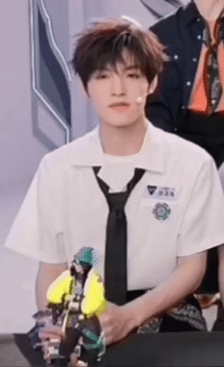 小狗依旧开双闪中…… 