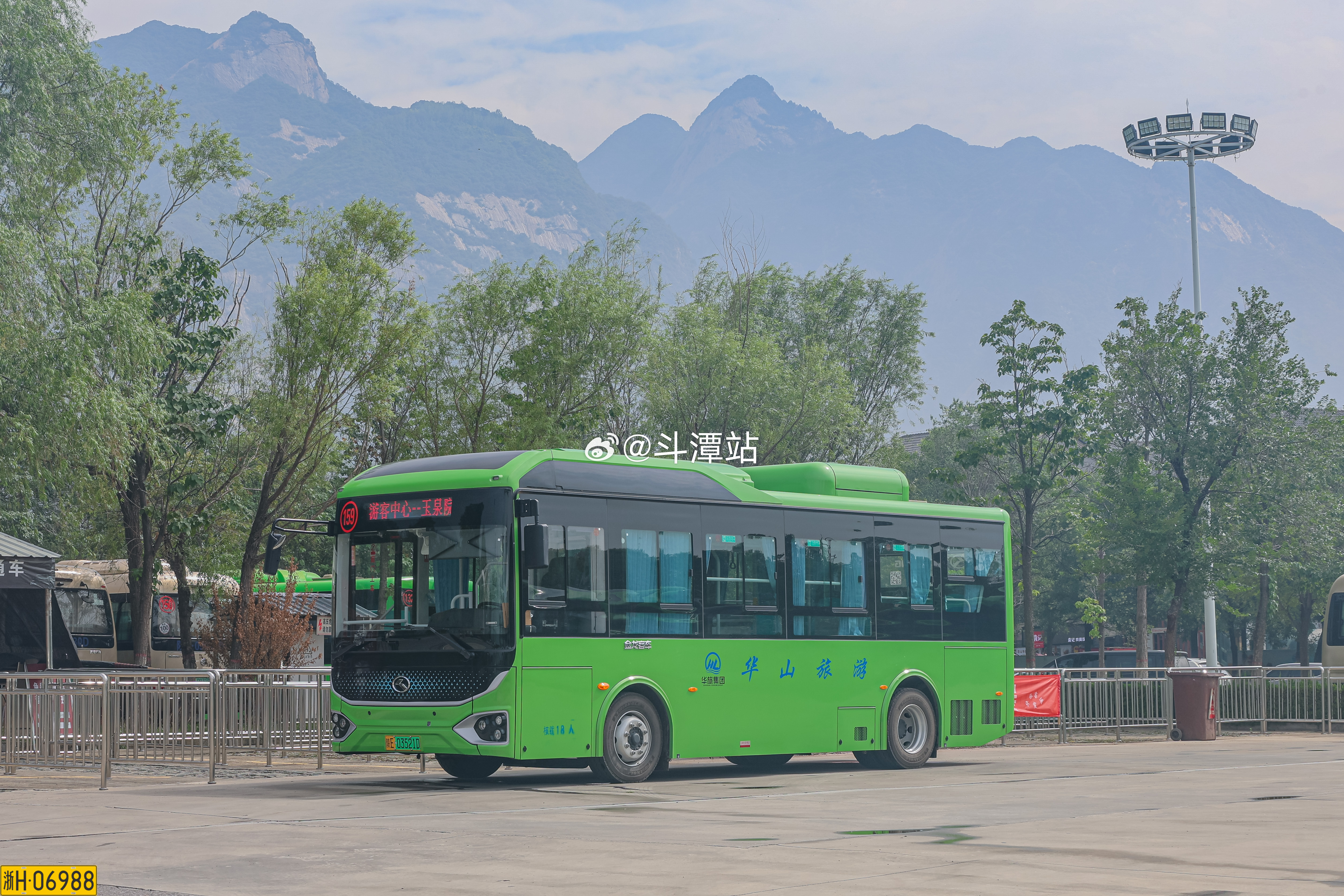 华山风景区旅游客运共运营有三条线路，分别为西峰索道交通车（配车为宇通八米座位车）