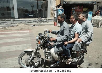 我在埃及开罗20天了，每天上街玩，中国汽车在这很常见，没啥稀奇，长城、奇瑞、比亚