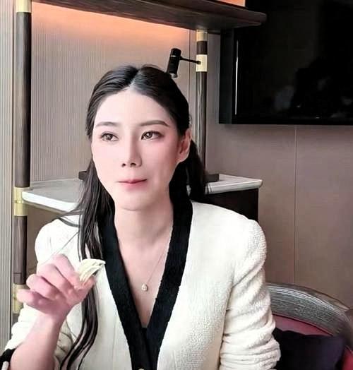 以前人们想, 生个娃以后, 就能有大钱, 就能管家产, 像马小梅, 很多人期待,