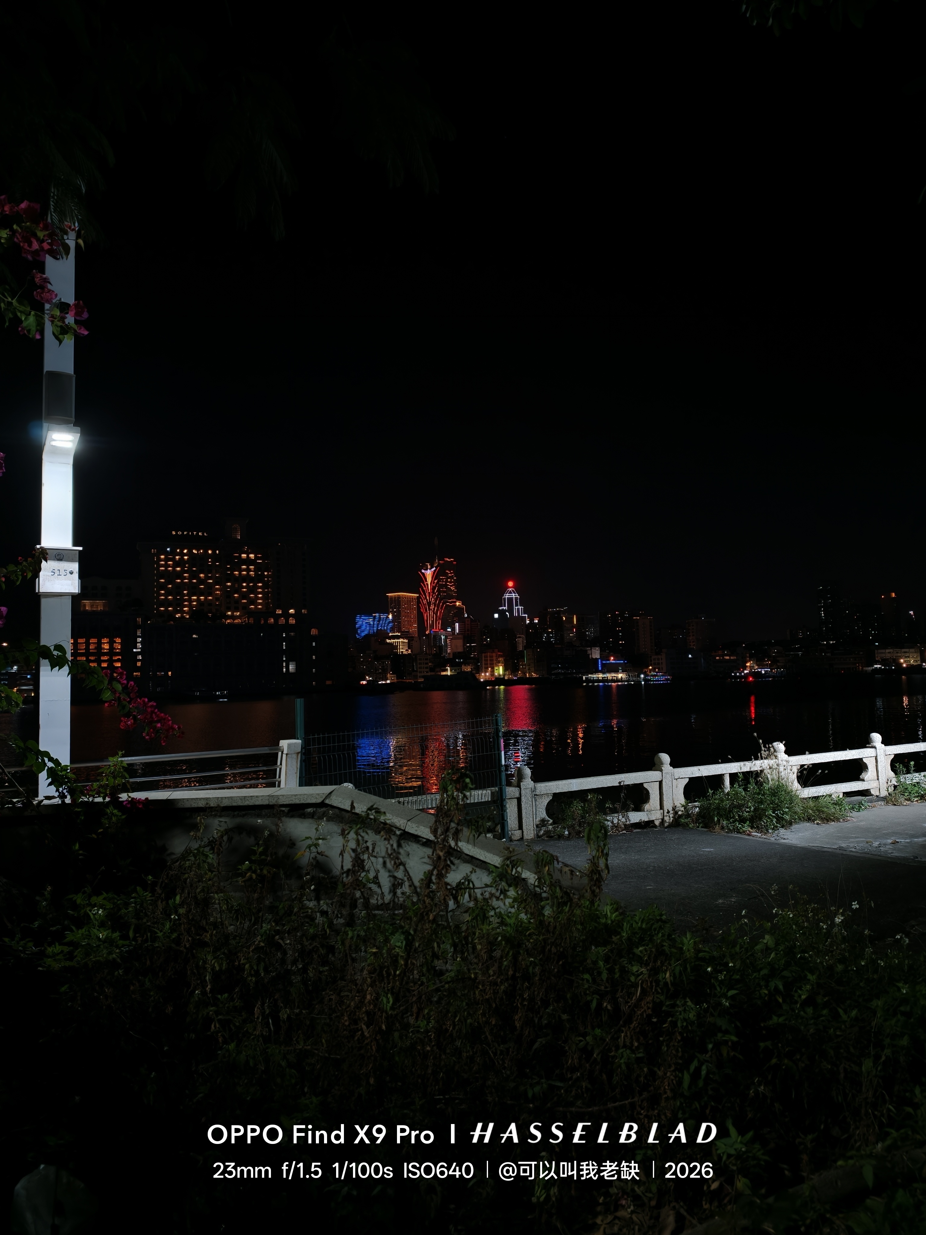 前段时间去珠海的时候，晚上在海边瞎溜达，看到了隔壁的澳门。有多近呢，手机不需要加