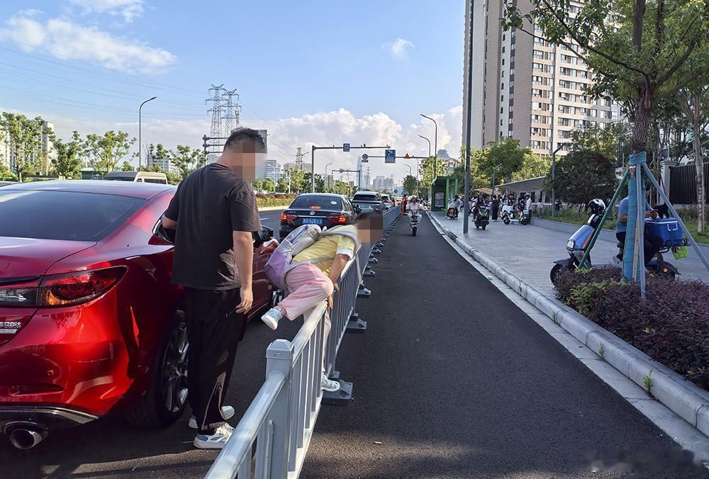 宁波德培小学接送通道关闭家长盼恢复地库通行 鄞州区德培小学金源路校区本学期关闭地
