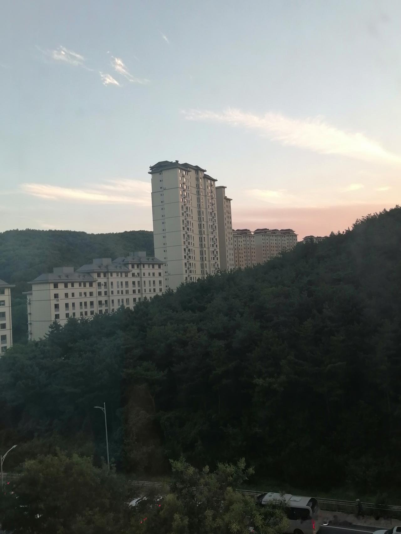 站在窗前，透过玻璃窗望着天空，感慨万千，朝霞美，晚霞也不逊色，朝霞给我们带来生机