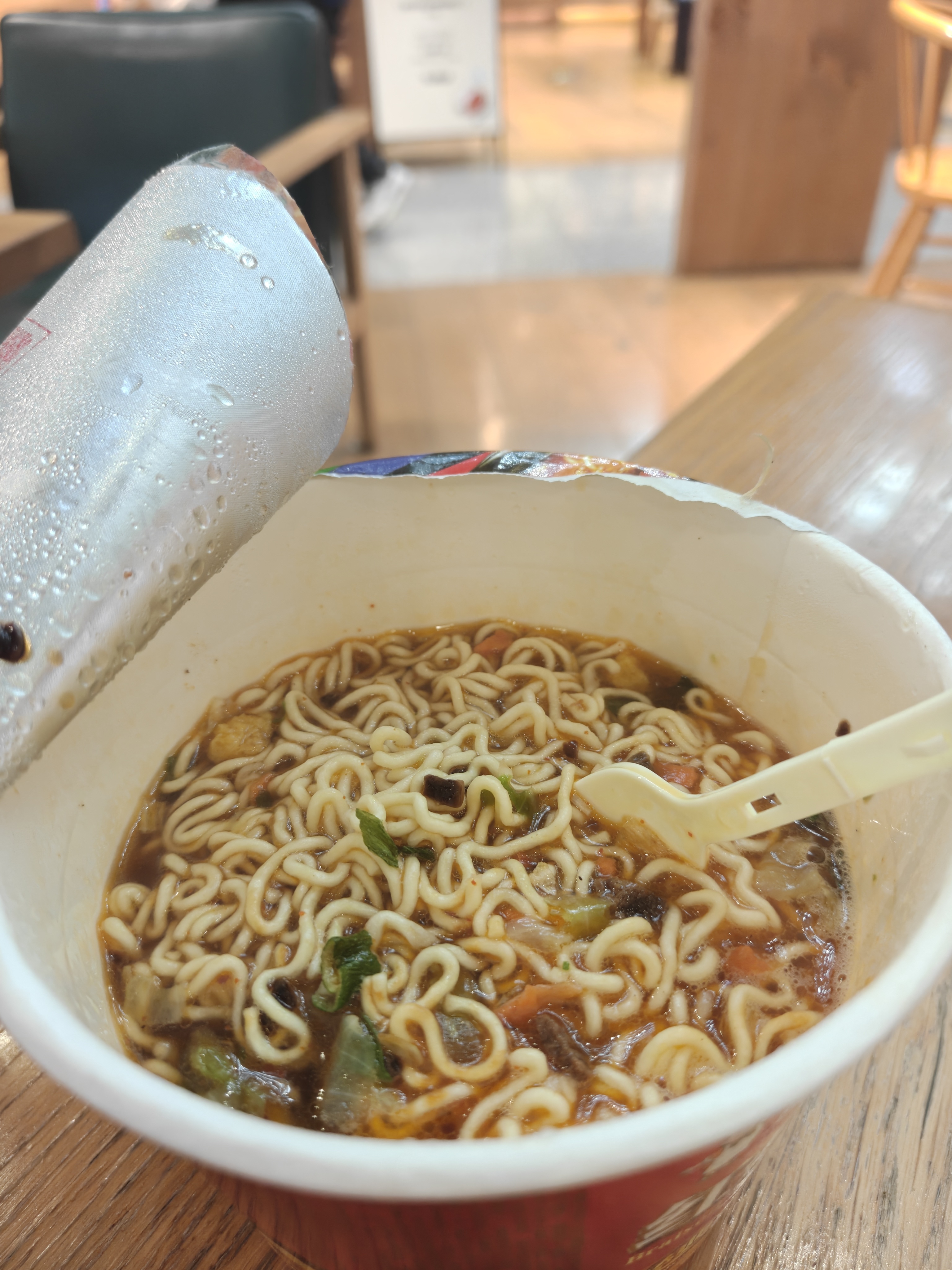 早上好啊家人们！机场来早了，来碗泡面先～