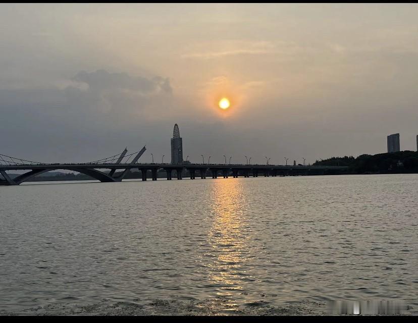 你们小时候有没有这样冶疗过发烧，我记得小时候到父亲单位里澡堂子里洗澡，回去之后就
